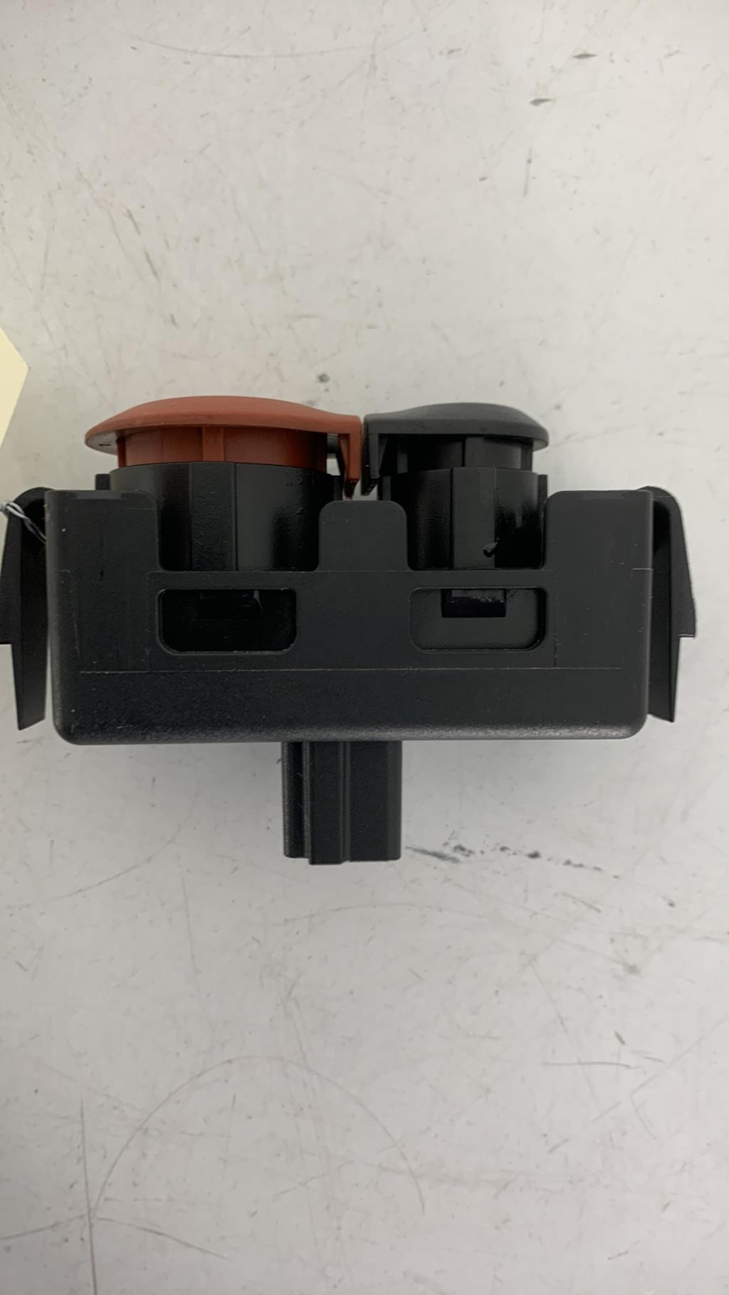 Bouton de warning RENAULT CLIO 3 PHASE 1 Essence - 1