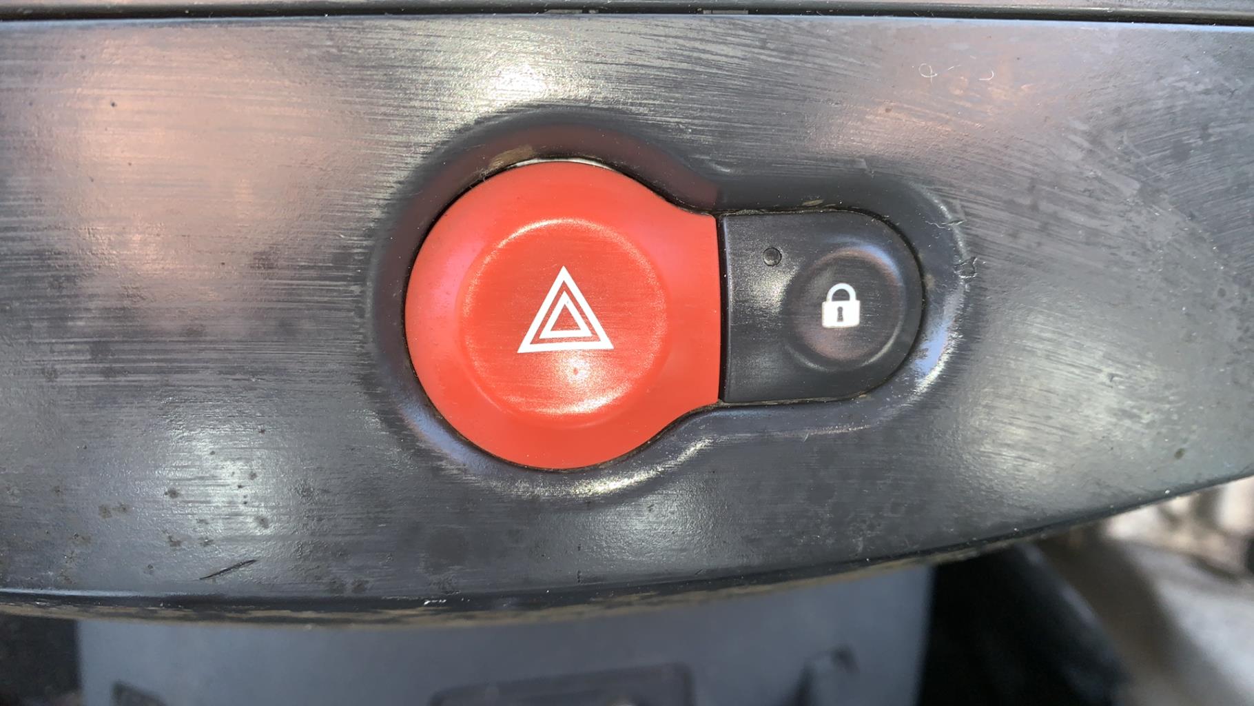Bouton de warning RENAULT CLIO 3 PHASE 2 BREAK Diesel - 1