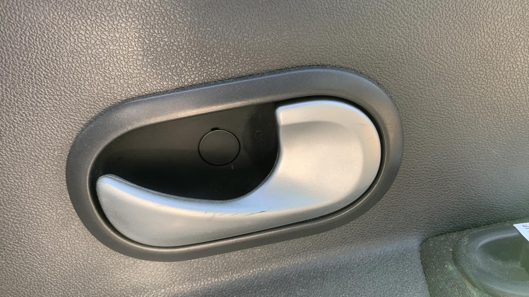 Poignee interieur arriere droit RENAULT CLIO 3 PHASE 2 BREAK Diesel - 1
