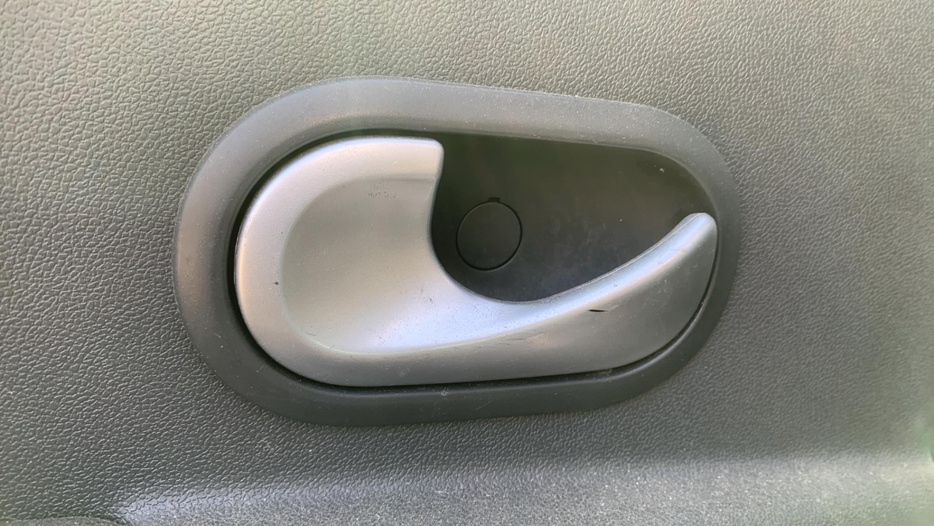 Poignee interieur arriere gauche RENAULT CLIO 3 PHASE 2 BREAK Diesel - 1