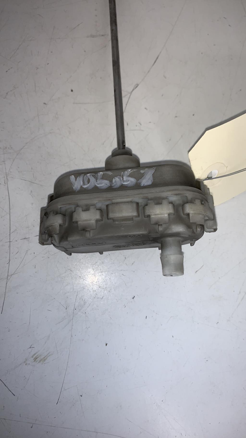 Actionneur verrou trappe d'essence AUDI A4 1 PHASE 1 Diesel - 1