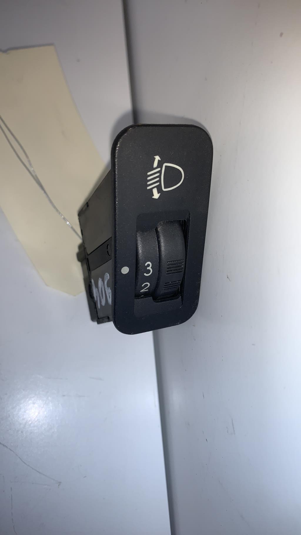 Commande de reglage hauteur de phare PEUGEOT 206 PHASE 1 BREAK Diesel - 1