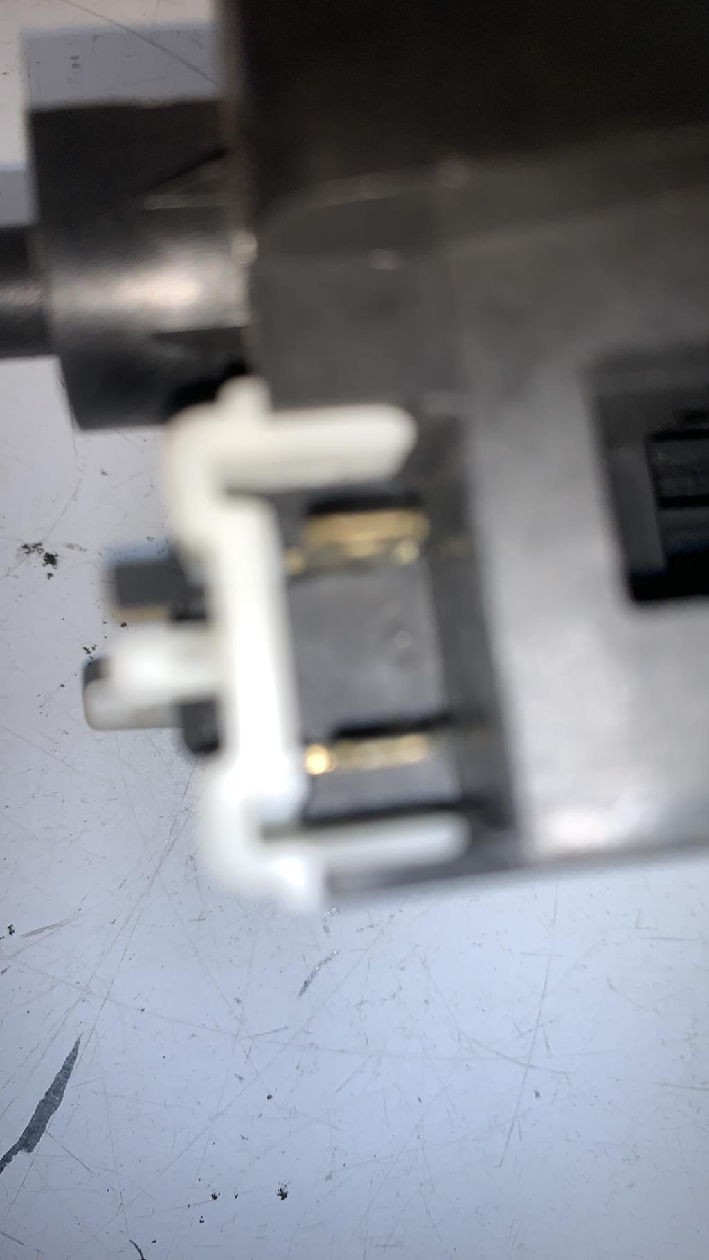 Serrure avant droit RENAULT CLIO 2 PHASE 2 Essence - 1
