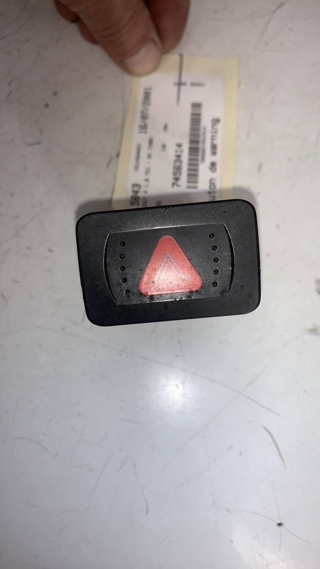 Bouton de warning VOLKSWAGEN GOLF 4 Diesel - 1