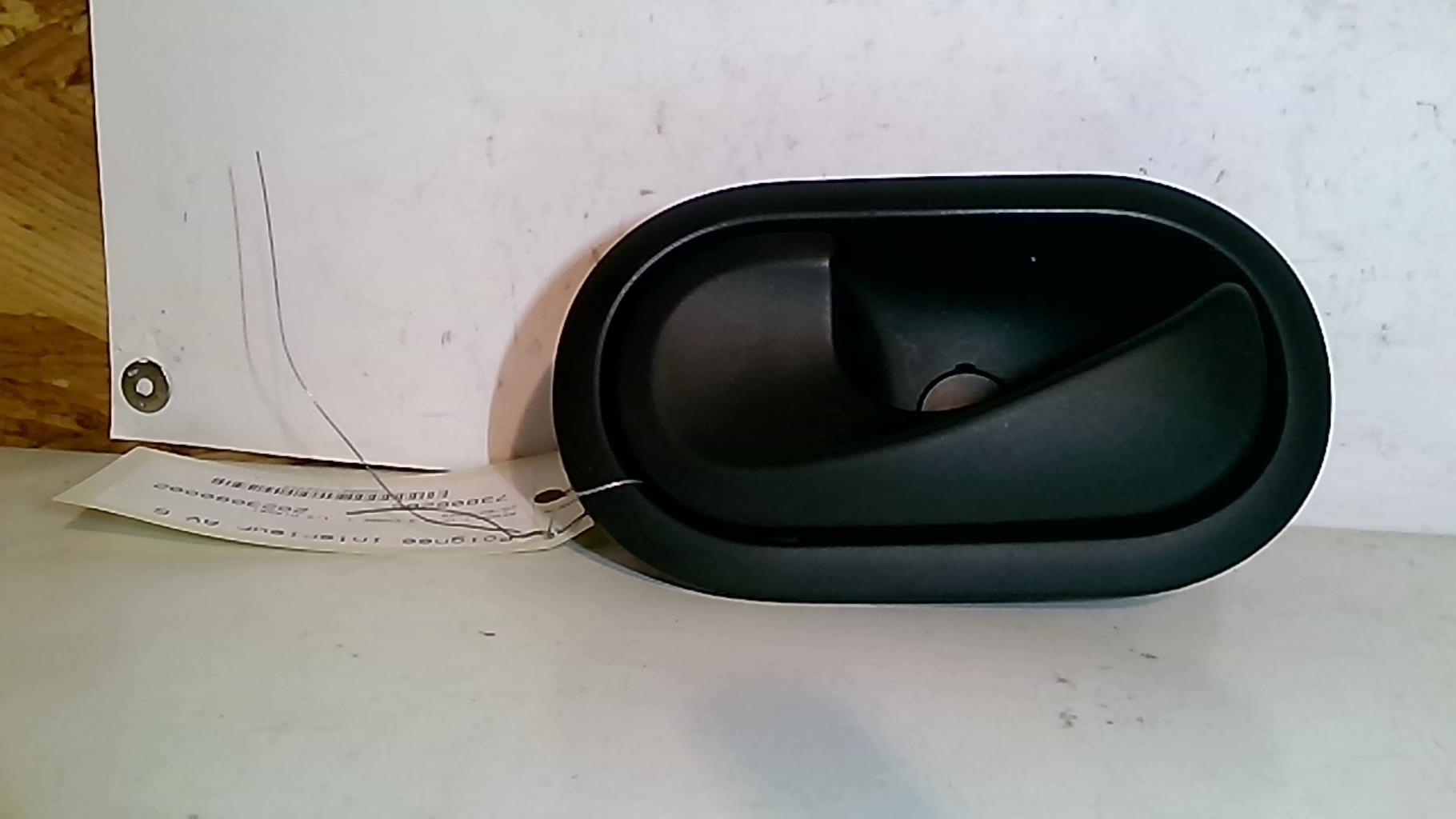 Poignee interieur avant gauche RENAULT CLIO 3 PHASE 1 Diesel - 1