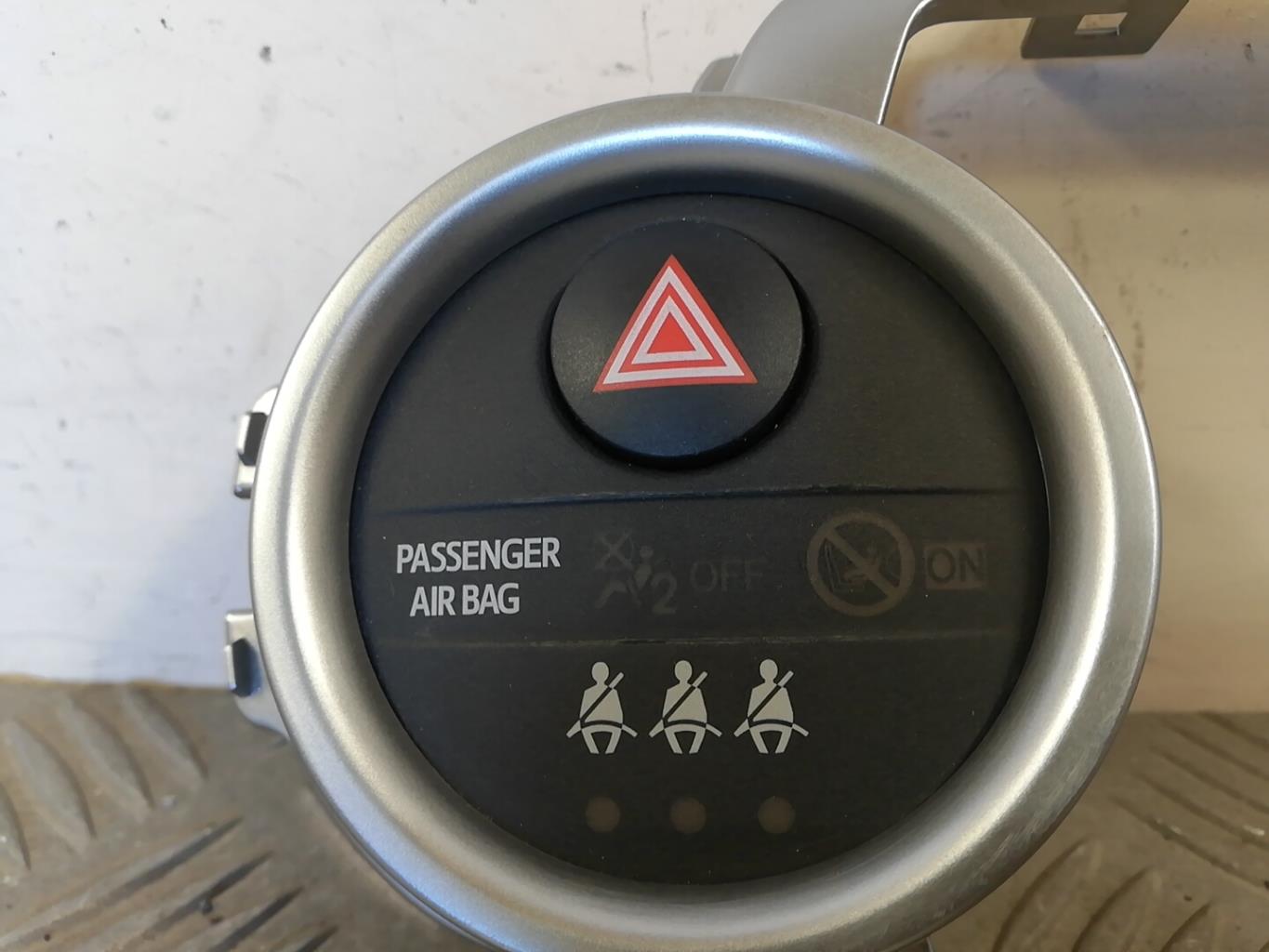 Bouton de warning TOYOTA YARIS 3 PHASE 1 Diesel - 1