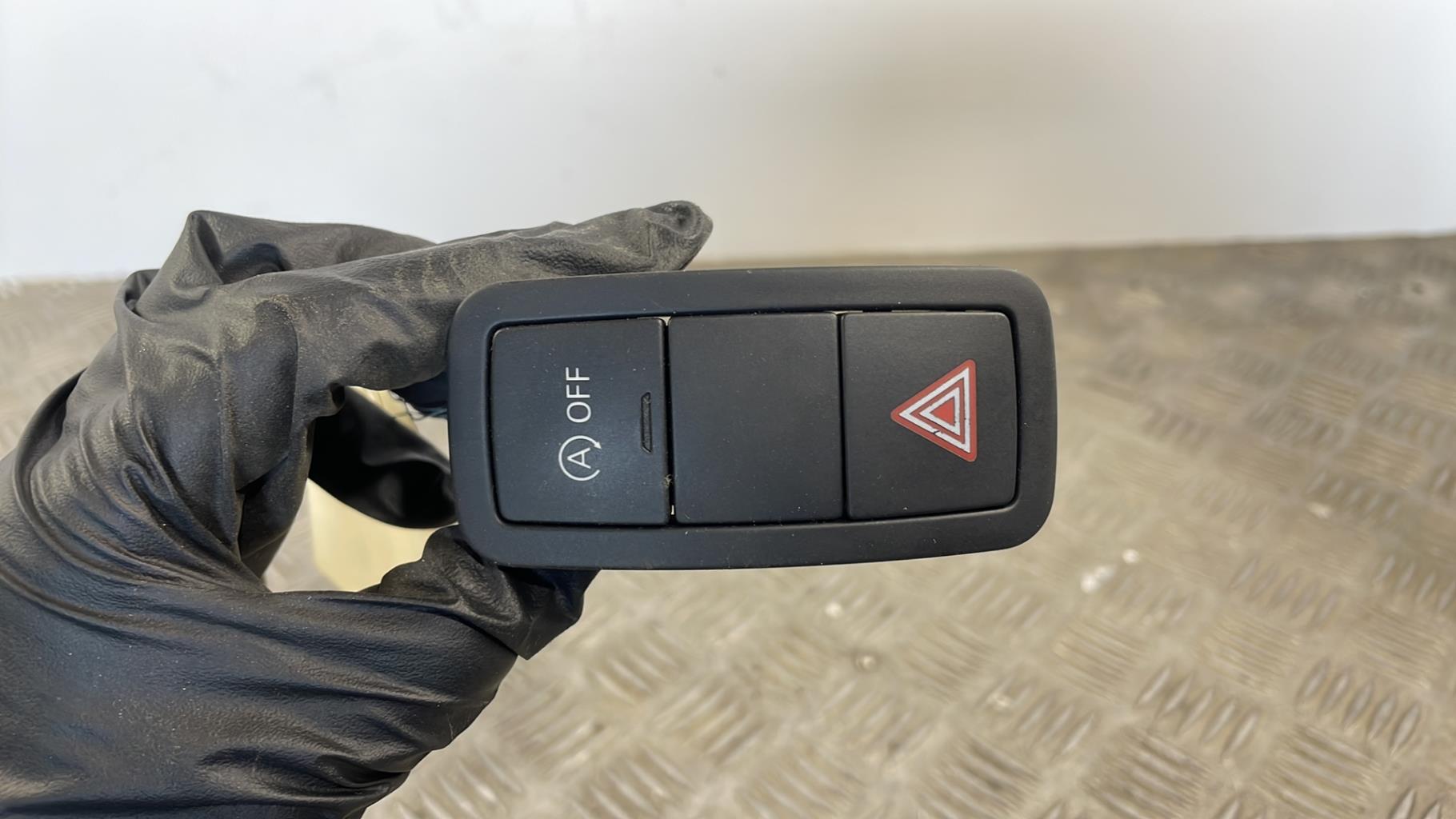 Bouton de warning AUDI A1 1 SPORTBACK PHASE 1 Diesel - 1