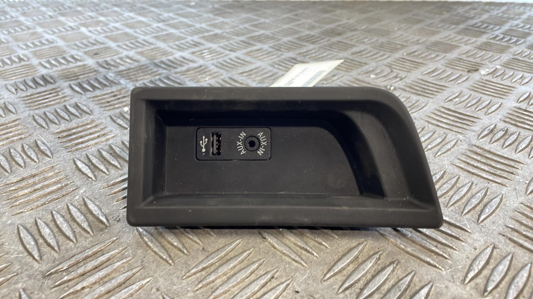 Presa porta USB BMW SERIE 1 F20 PHASE 2 Diésel - 1