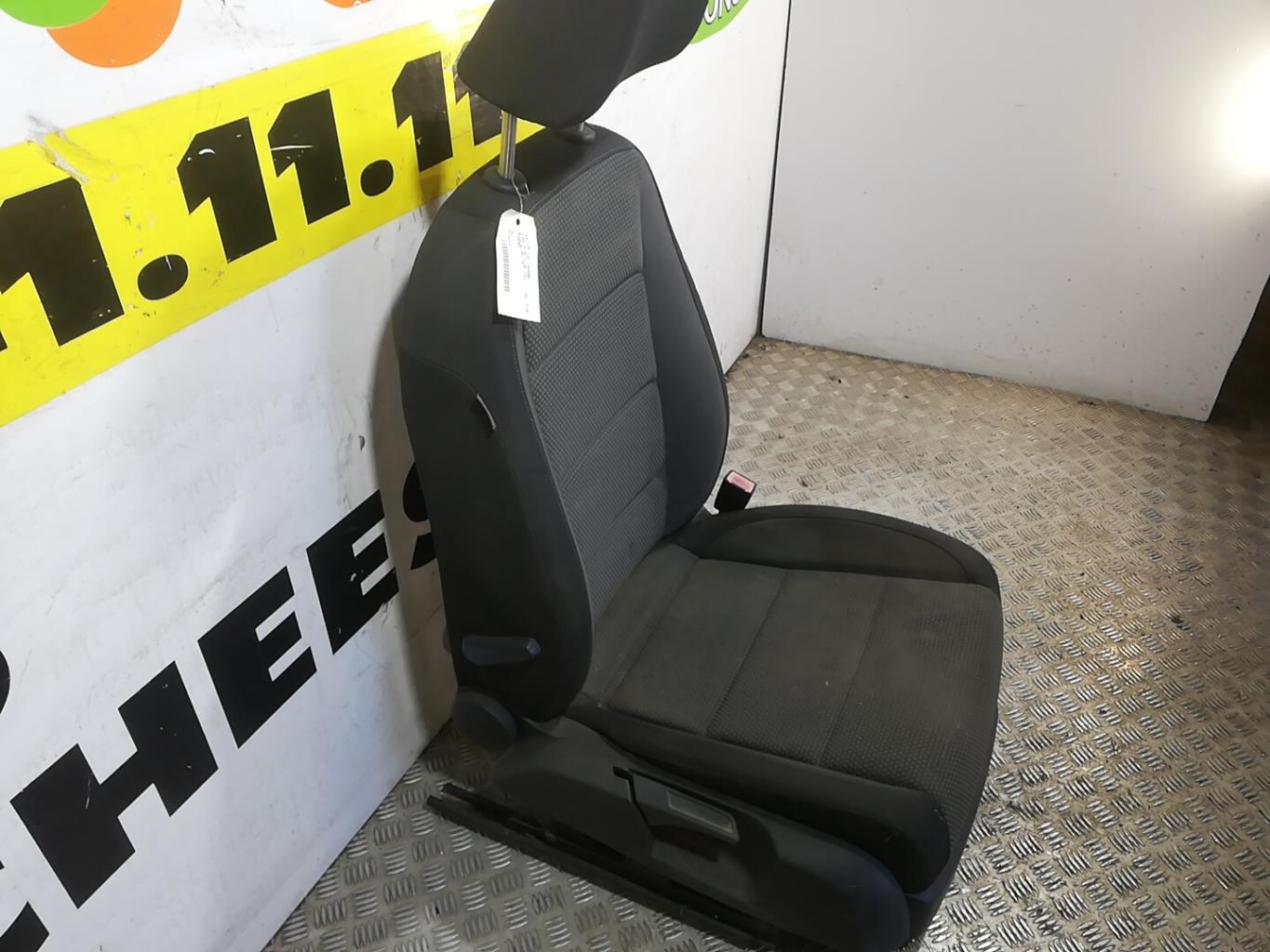 Siege avant droit SKODA FABIA 4 Essence - 1