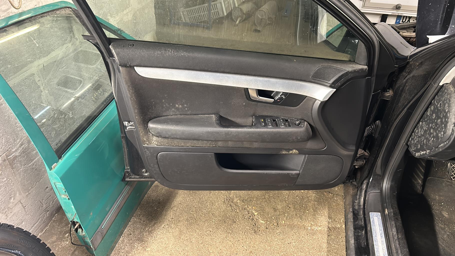 Pannello portiera anteriore sinistro AUDI A4 2 PHASE 2  - 1