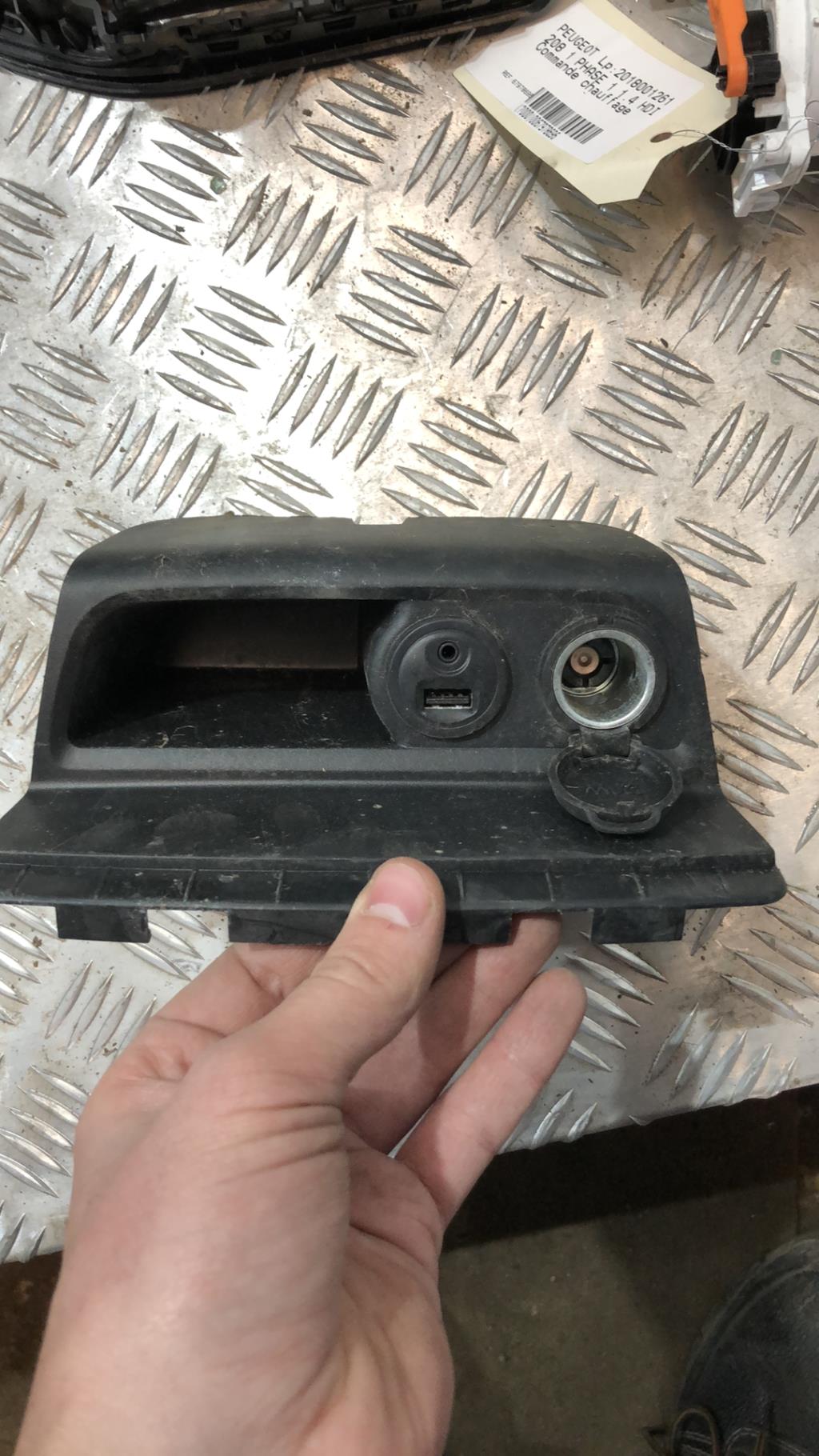 Presa porta USB PEUGEOT 208 1 PHASE 1  - 1