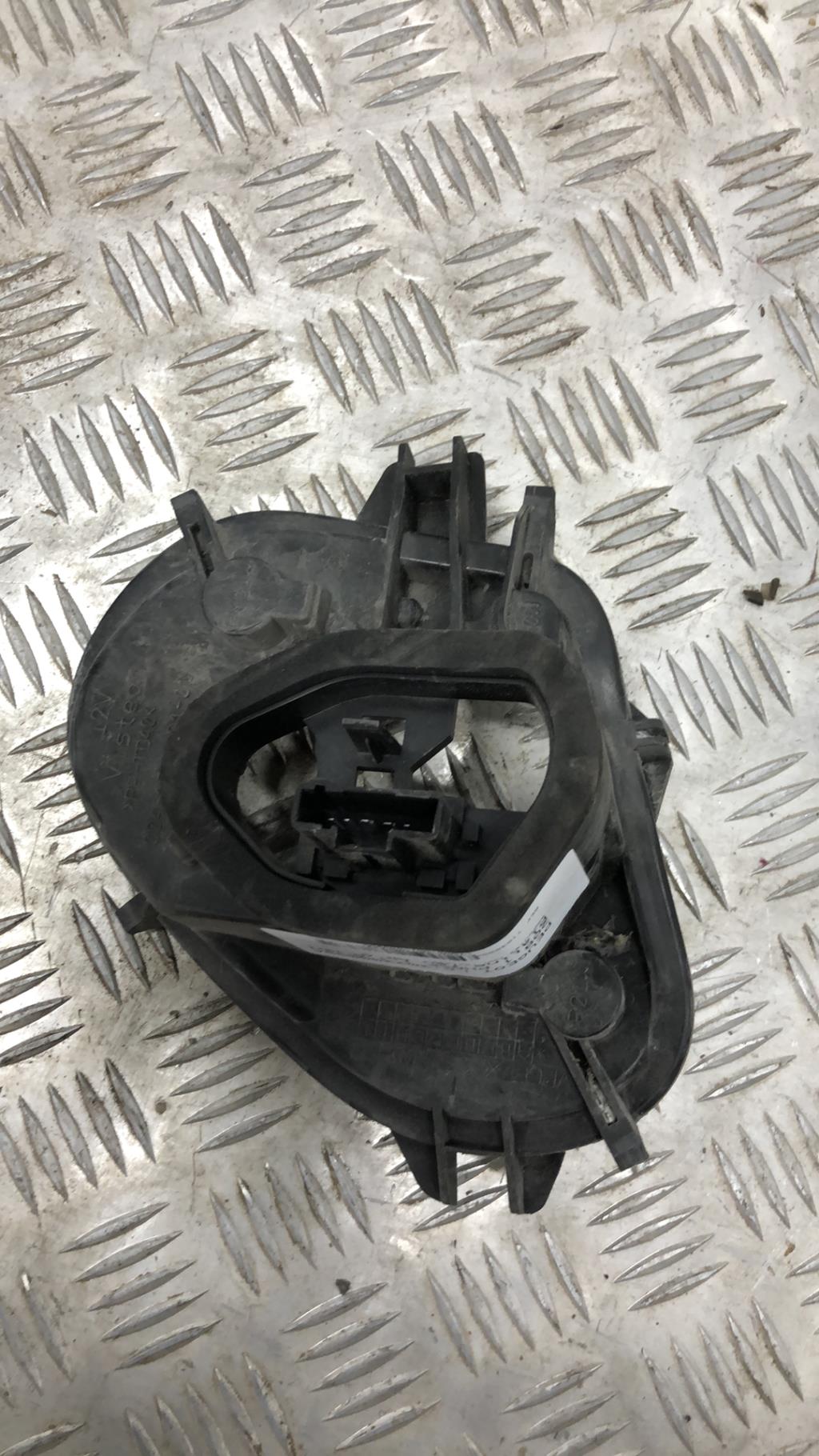 Base portalampade fanale posteriore sinistro PEUGEOT 208 1 PHASE 1 Diésel - 1