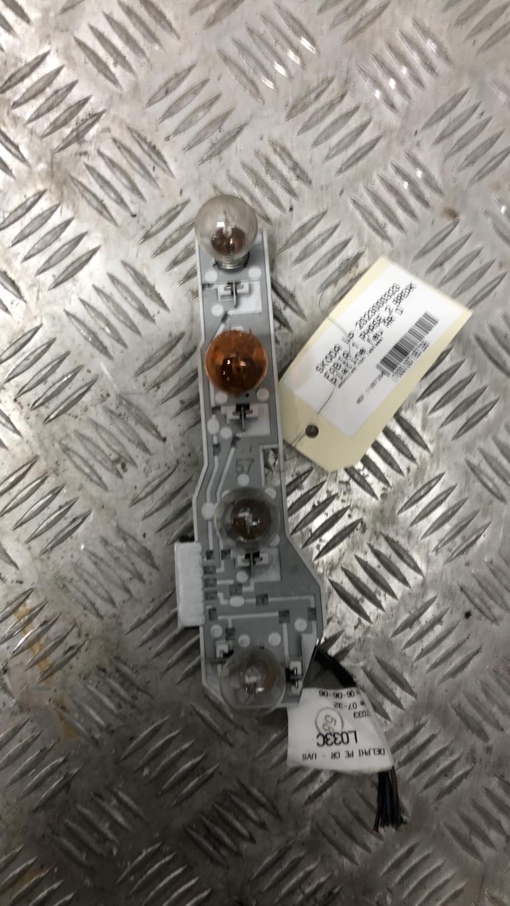 Base portalampade fanale posteriore destro SKODA FABIA 1 PHASE 2 BREAK Gasolina - 1