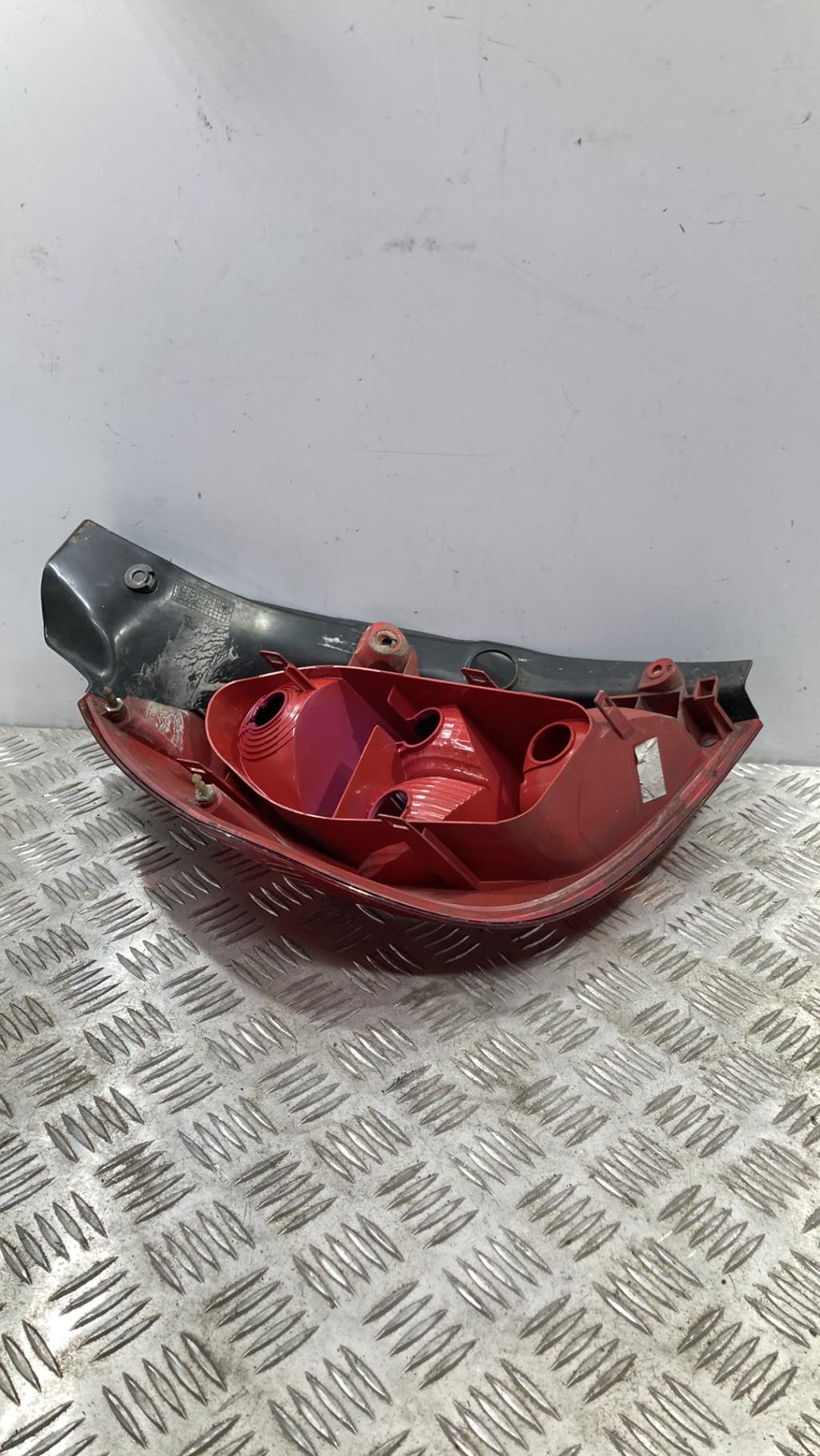 Fanale posteriore principale destro (luci) RENAULT CLIO 3 PHASE 1 Diésel - 1