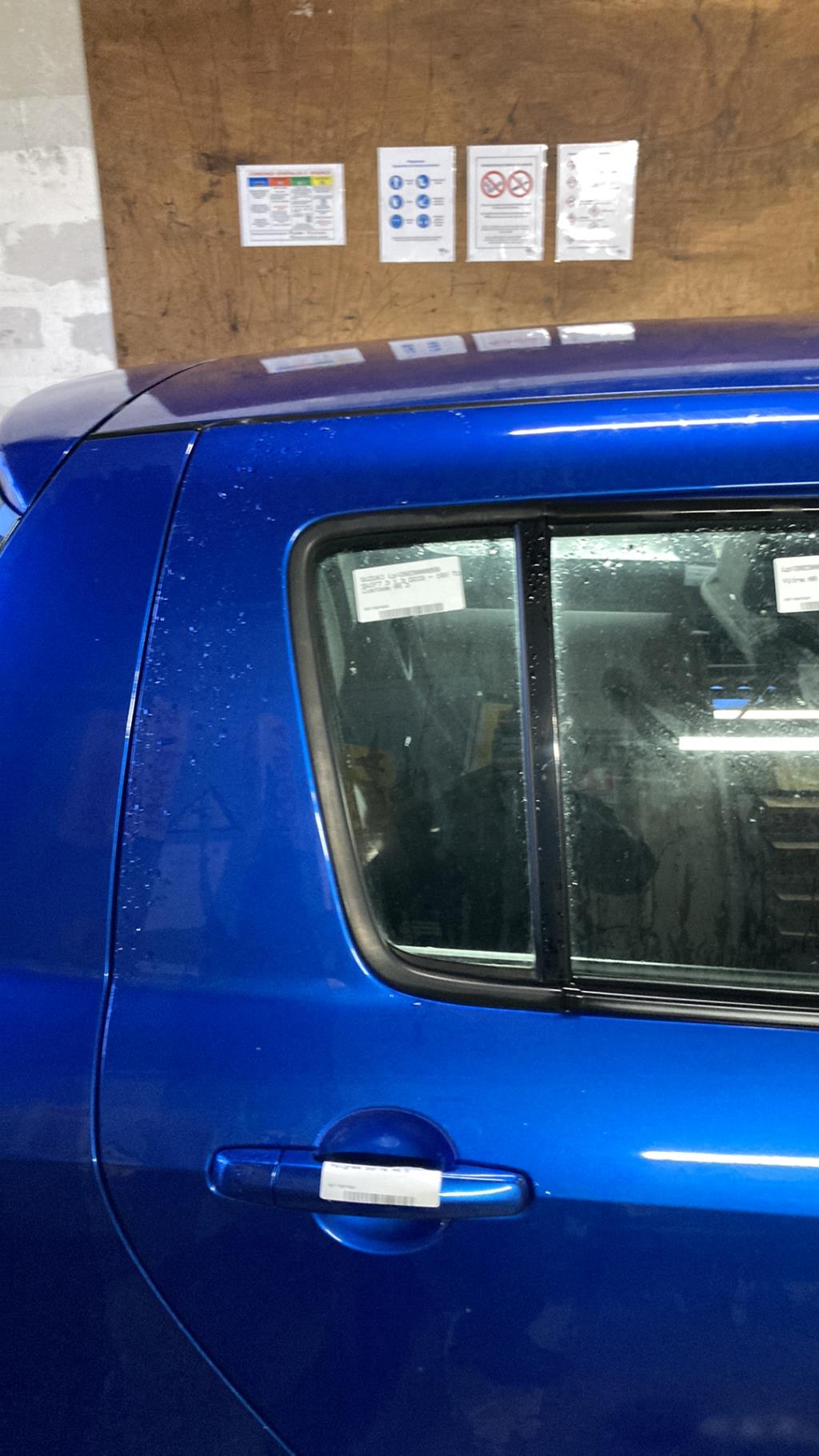 Vetro laterale fisso posteriore destro (portiera) SUZUKI SWIFT 3 Diésel - 1