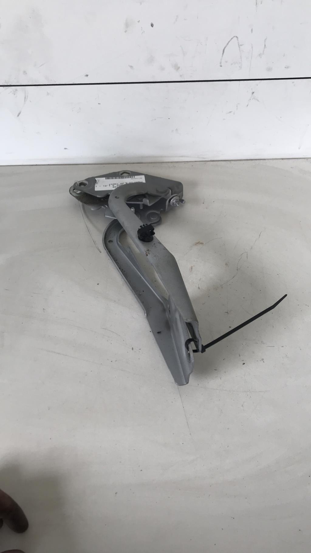 Charniere de capot RENAULT MEGANE 3 PHASE 3 Essence - 1