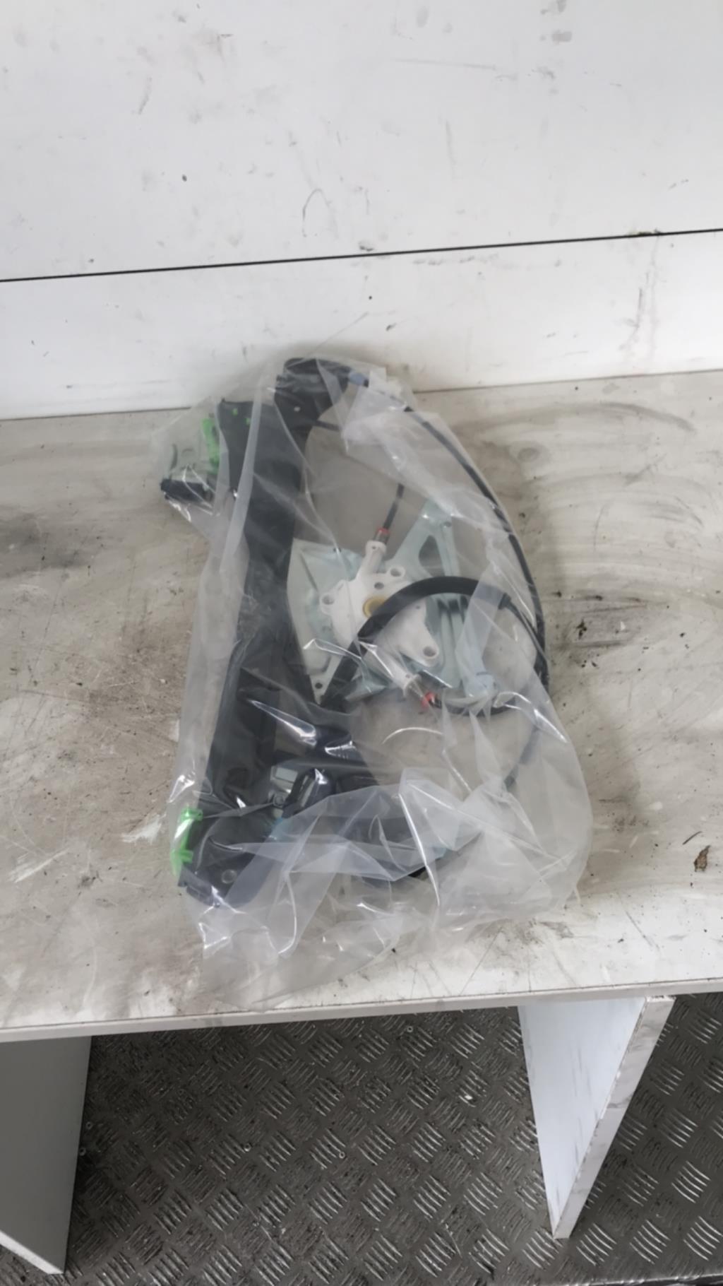 Mecanisme de leve vitre electrique avant gauche AUDI A4 1 PHASE 2  - 1