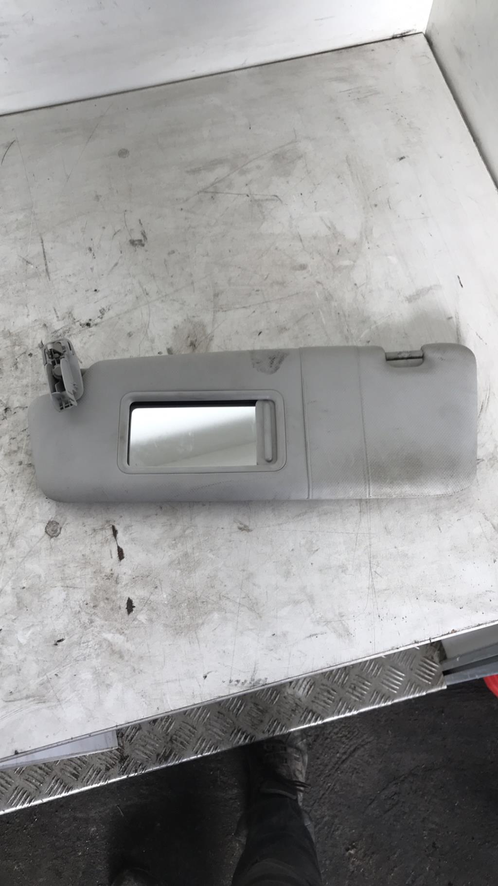 Pare soleil gauche AUDI A4 3 PHASE 1 Diesel - 1