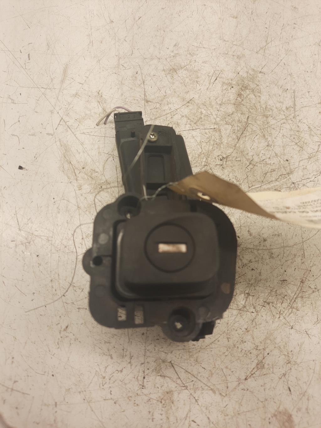 Bouton de coffre RENAULT CLIO 2 PHASE 1 Essence - 1