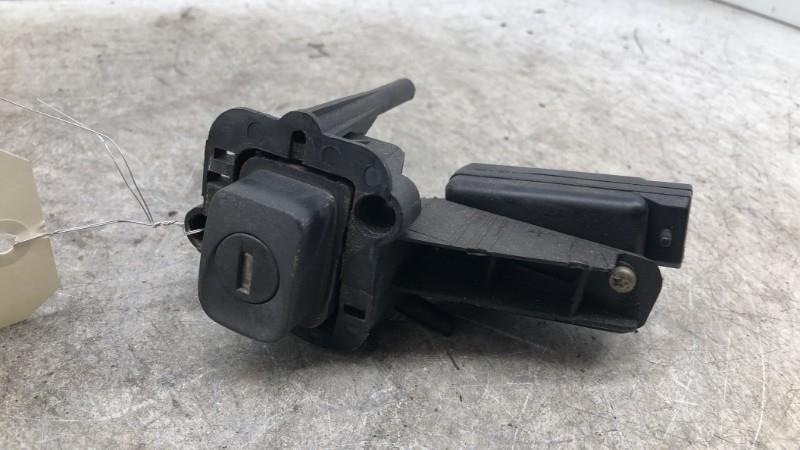 Bouton de coffre RENAULT CLIO 2 PHASE 1 Essence - 1