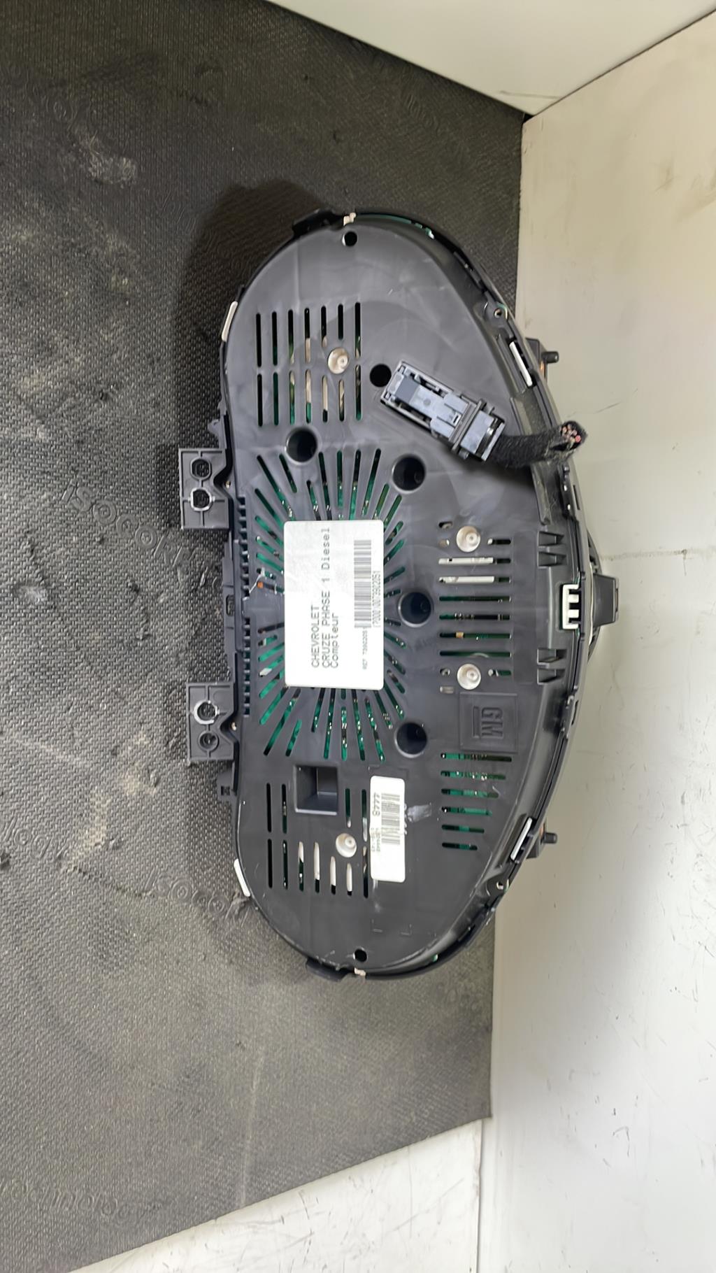 Compteur CHEVROLET CRUZE PHASE 1 Essence - 1