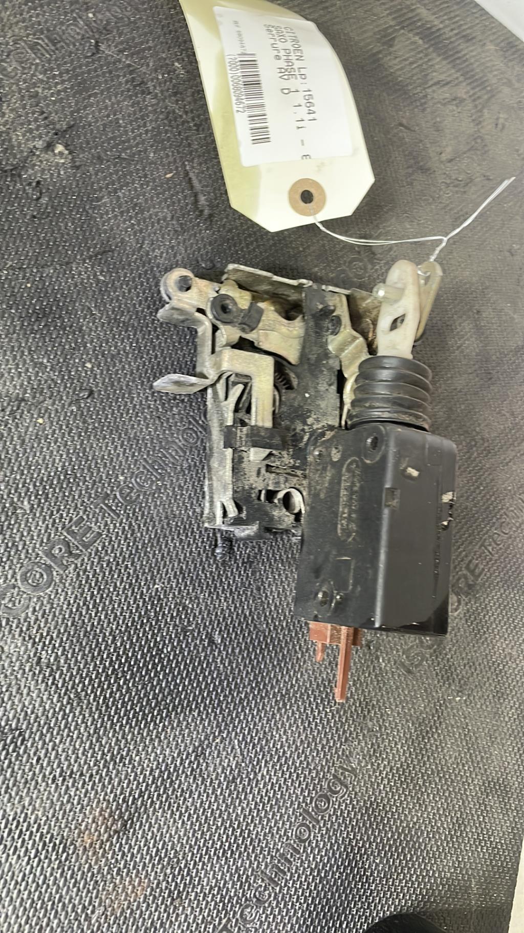 Serrure avant droit CITROEN SAXO PHASE 2 Essence - 1