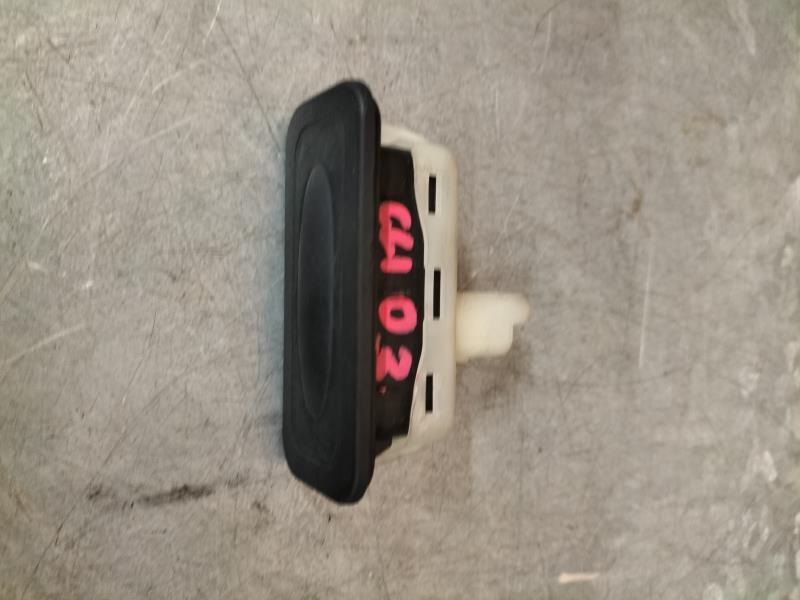 Bouton de coffre RENAULT CLIO 3 PHASE 1 Essence - 1