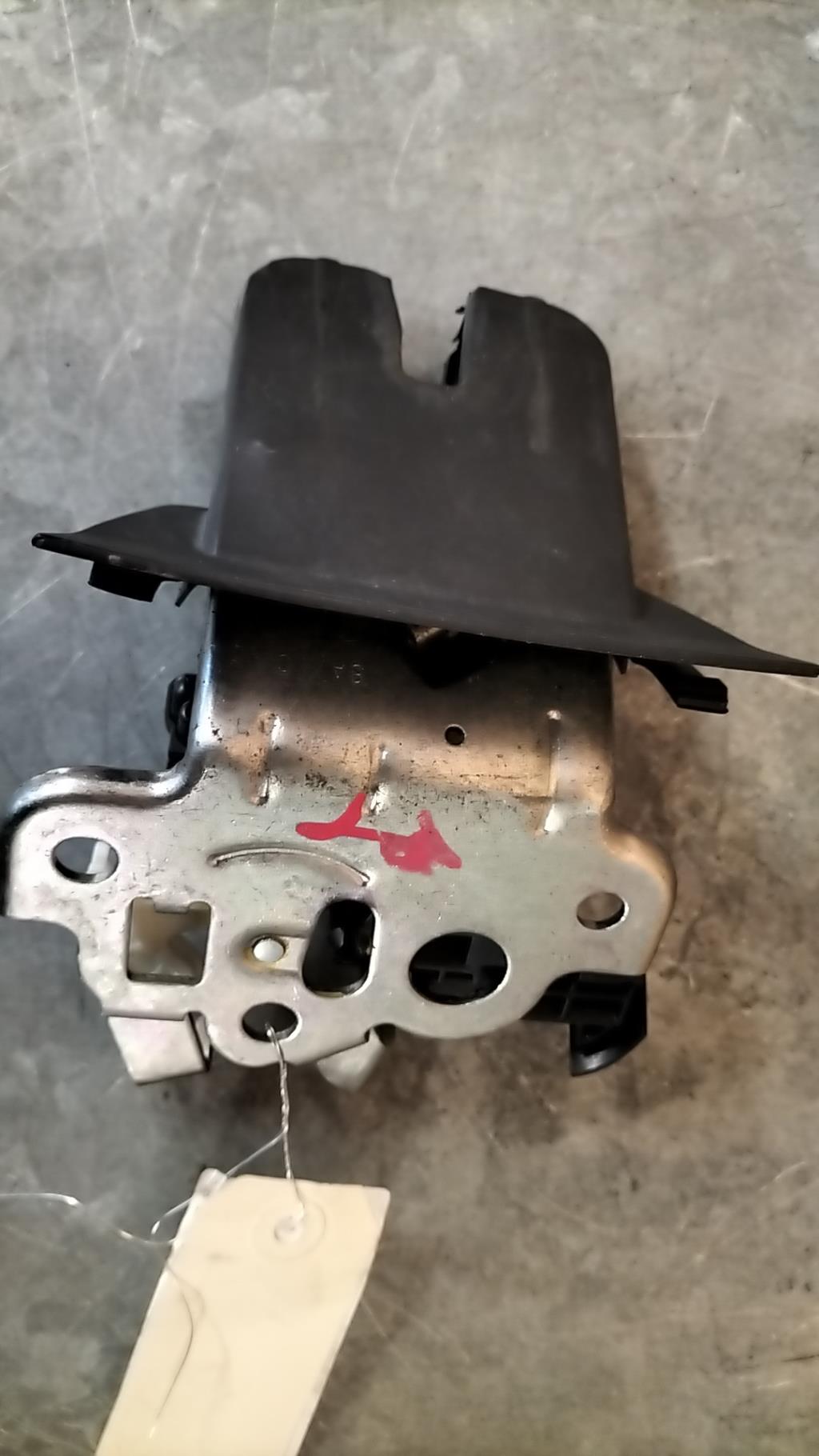Serrure de coffre AUDI A4 3 AVANT PHASE 1 BREAK Diesel - 1