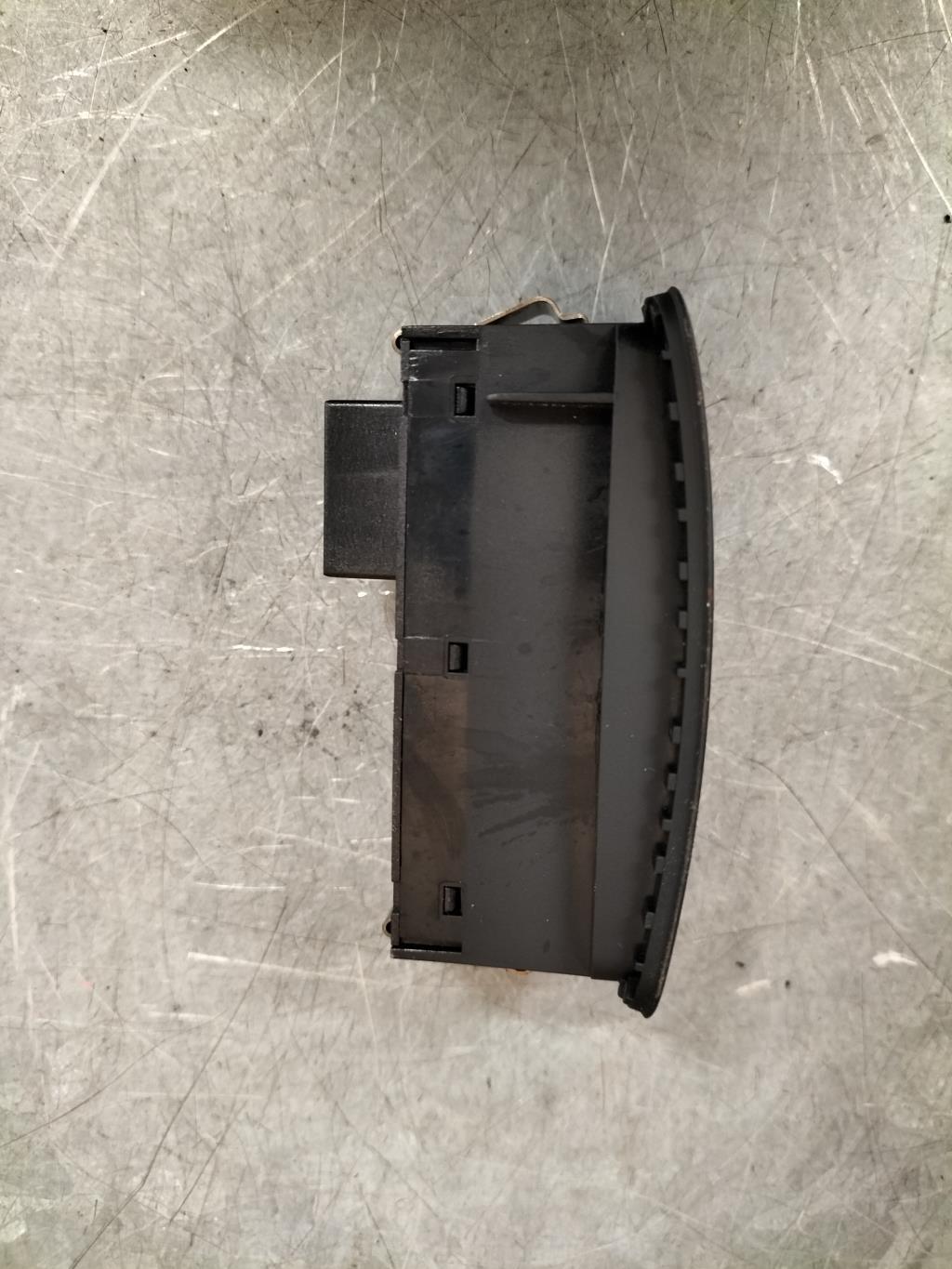 Bouton de warning AUDI A1 1 SPORTBACK PHASE 1 Essence - 1