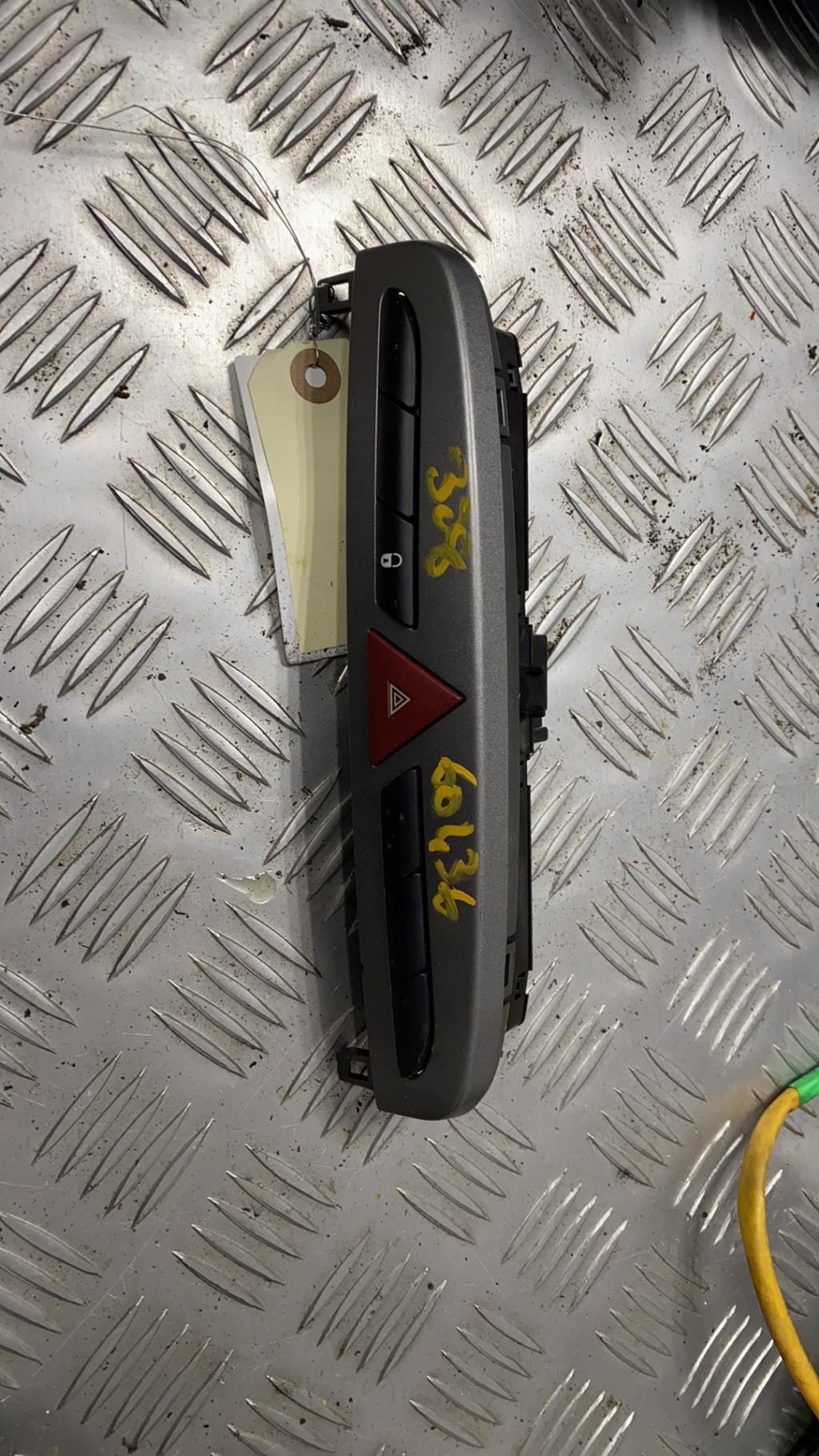 Bouton de warning PEUGEOT 308 1 PHASE 1 Diesel - 1