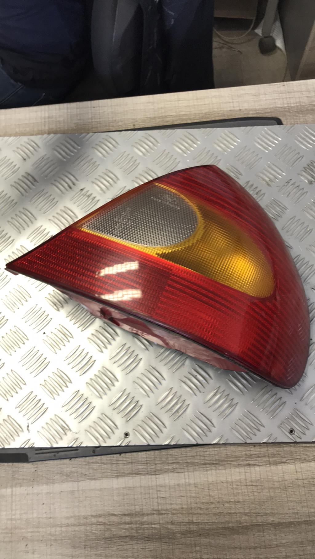 Fanale posteriore principale destro (luci) FORD MONDEO 1 PHASE 2 BREAK Diésel - 1