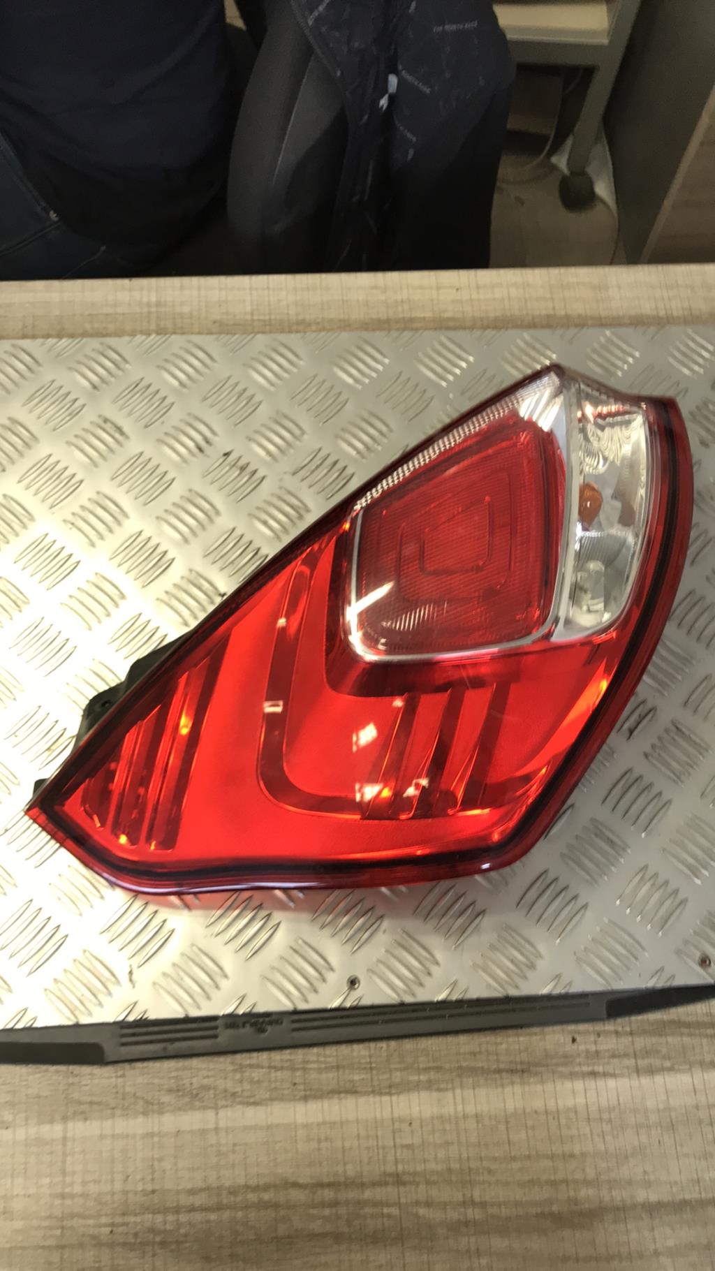 Fanale posteriore principale destro (luci) FORD FIESTA 6 PHASE 1 Gasolina - 1