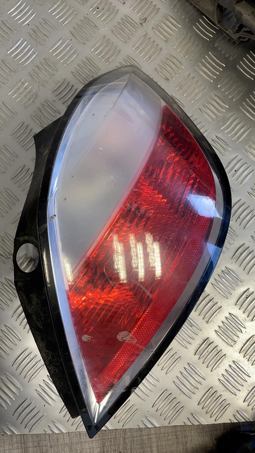 Fanale posteriore principale destro (luci) OPEL ASTRA H PHASE 1 Diésel - 1