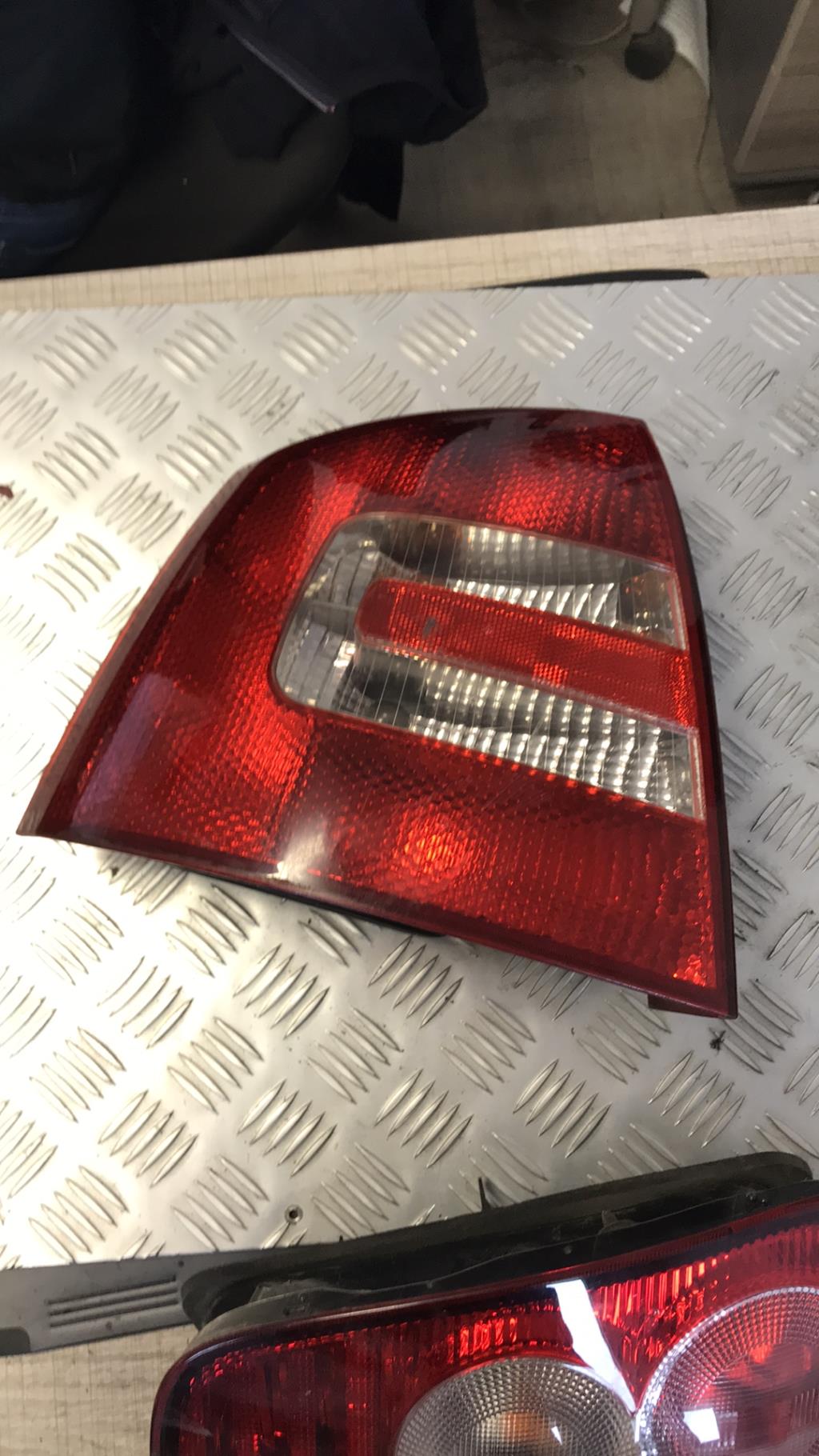 Fanale posteriore principale sinistro (luci) SKODA OCTAVIA 2 PHASE 1  - 1