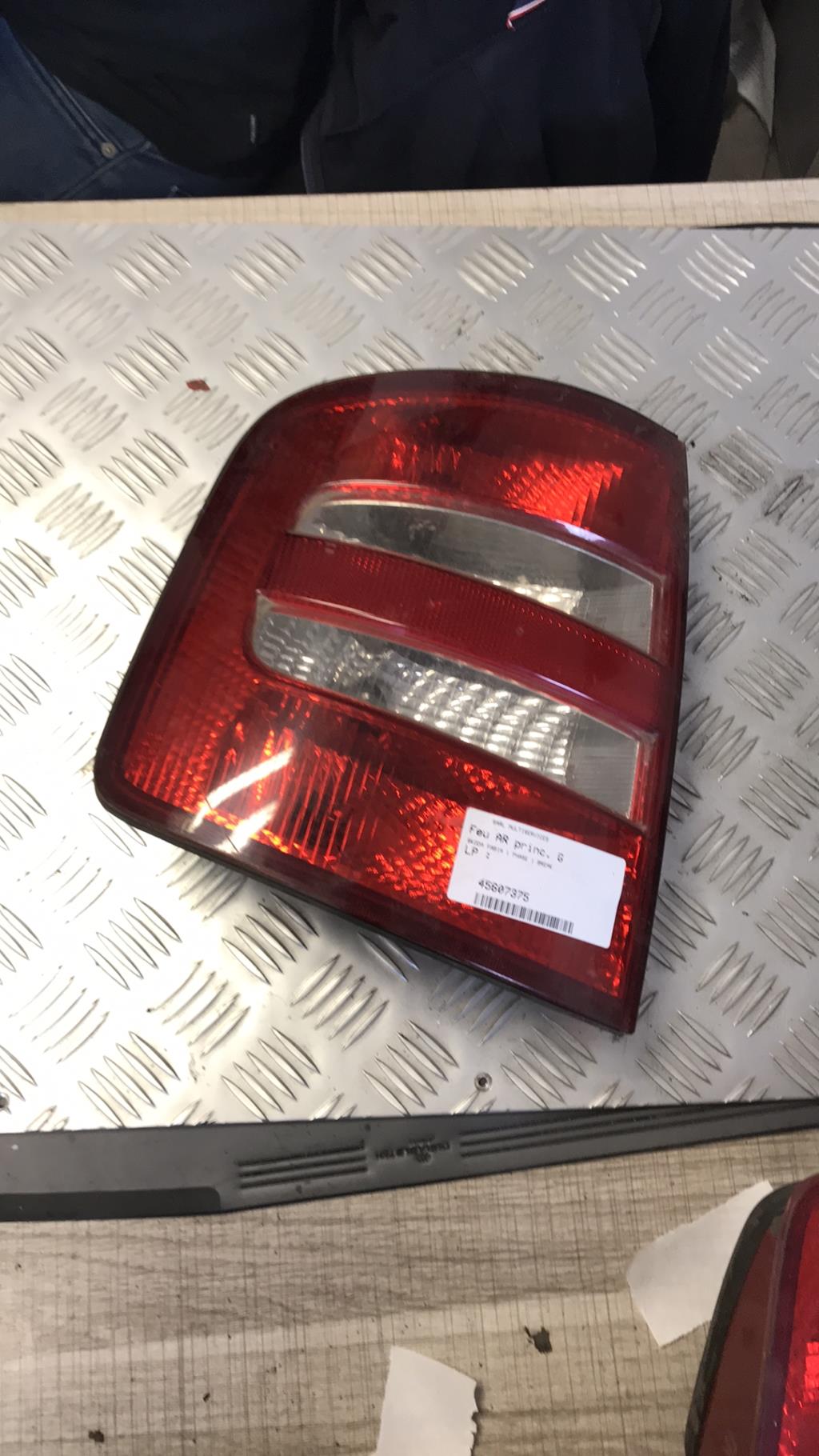 Fanale posteriore principale sinistro (luci) SKODA FABIA 1 PHASE 1 BREAK Diésel - 1