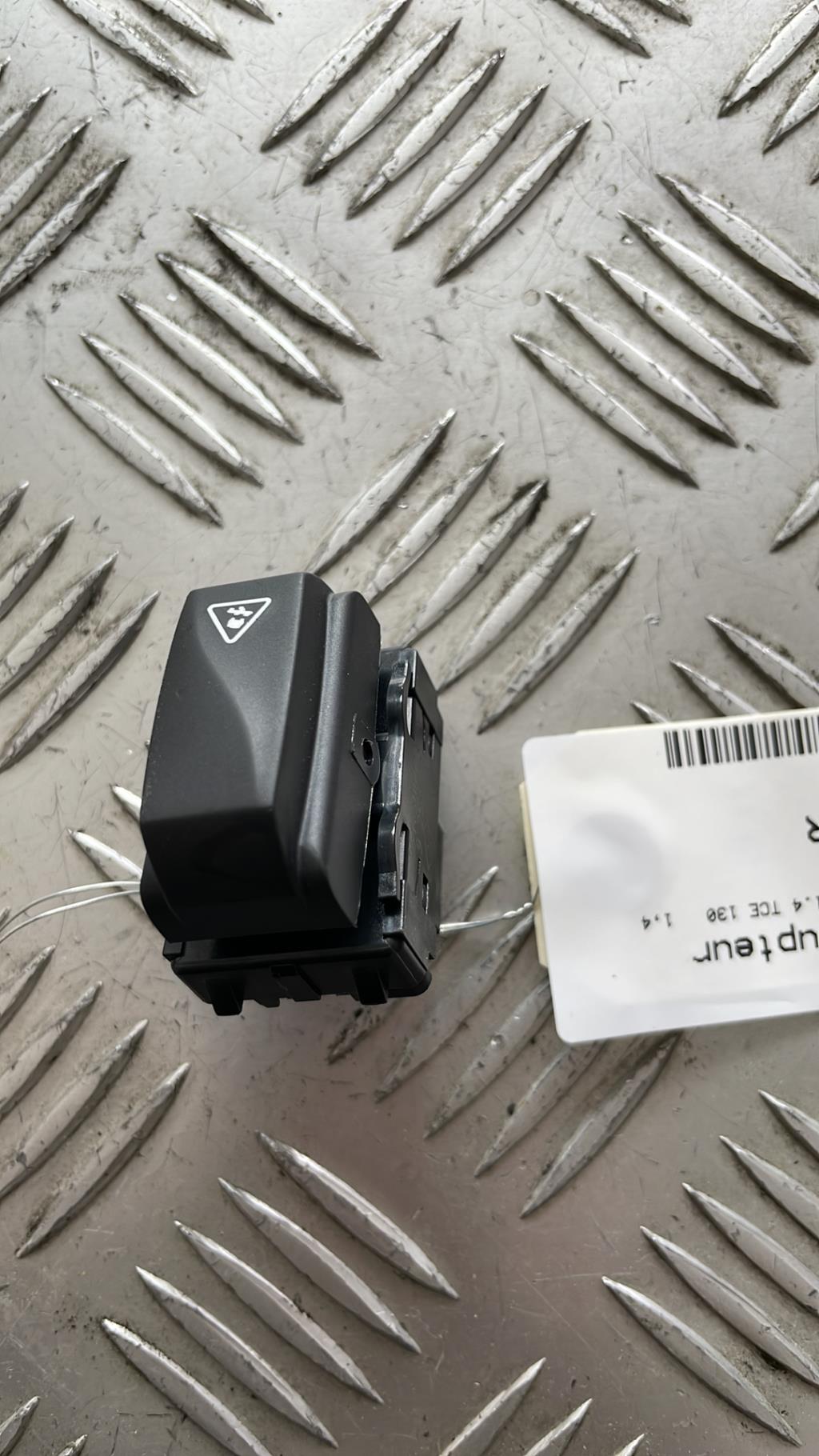 Bouton/Interrupteur RENAULT MEGANE 3 PHASE 1 Essence - 1