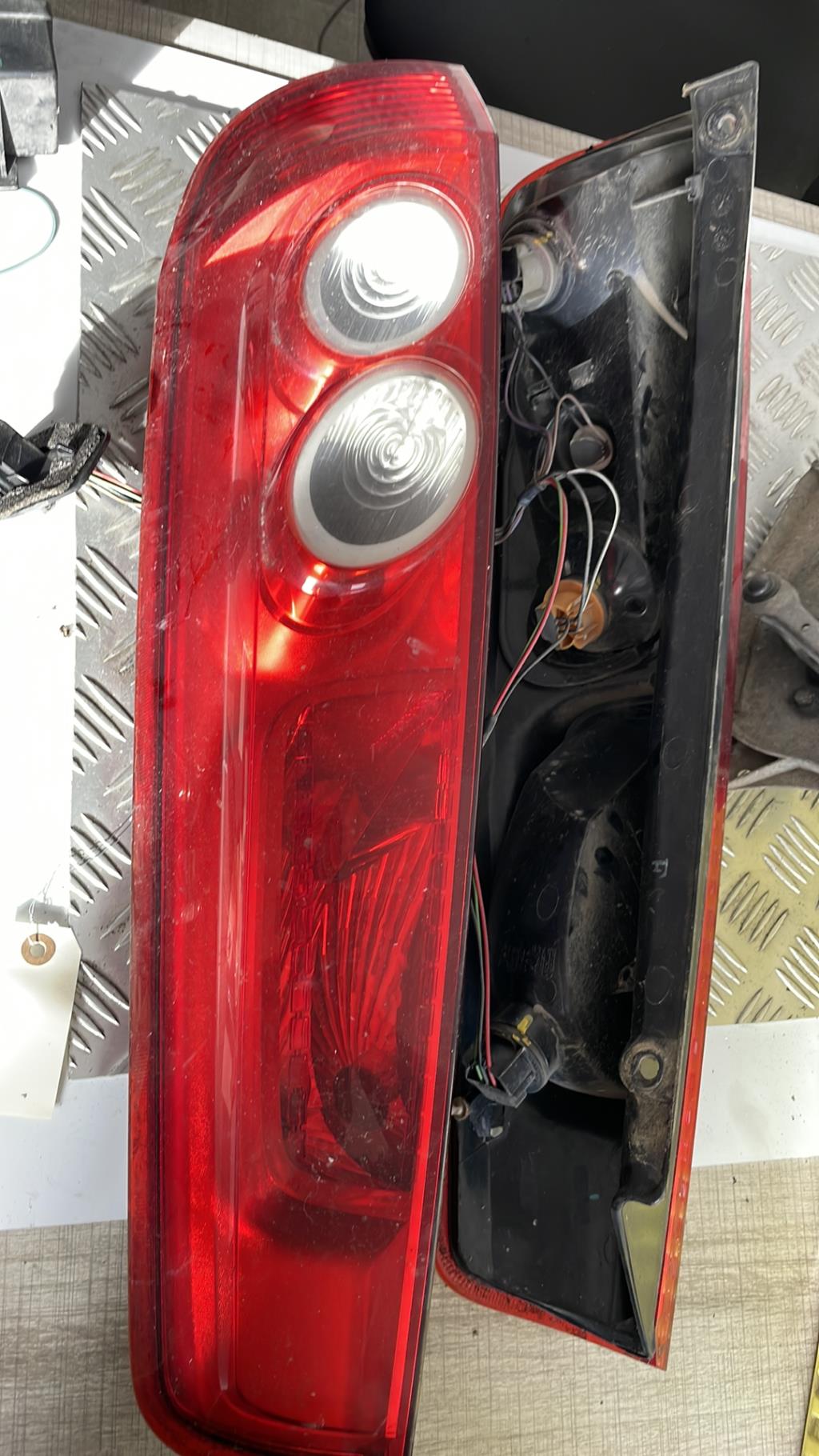 Fanale posteriore principale destro (luci) FORD FIESTA 5 PHASE 1 Diésel - 1
