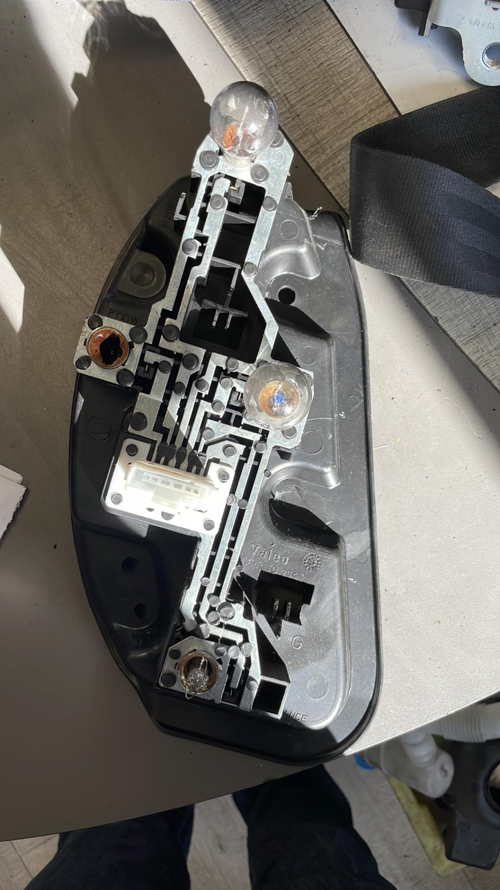 Base portalampade fanale posteriore sinistro CITROEN C5 1 PHASE 1 Diésel - 1