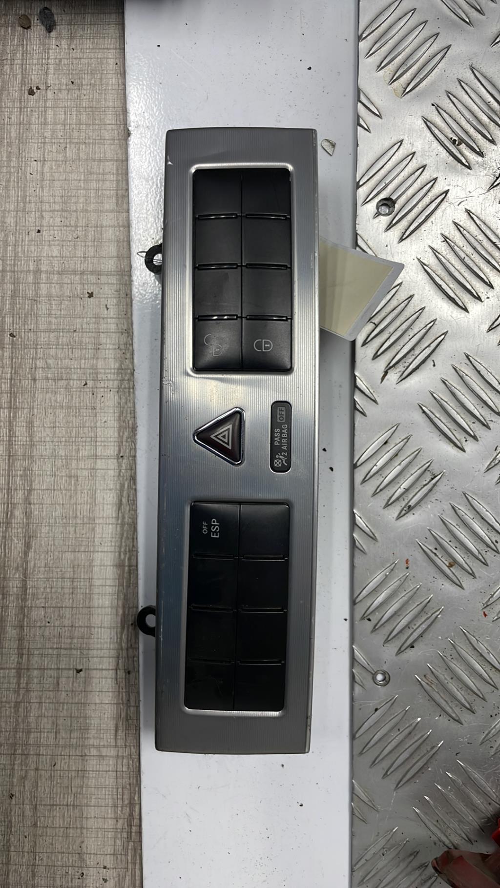 Bouton de warning MERCEDES CLASSE C 203 PHASE 2  - 1