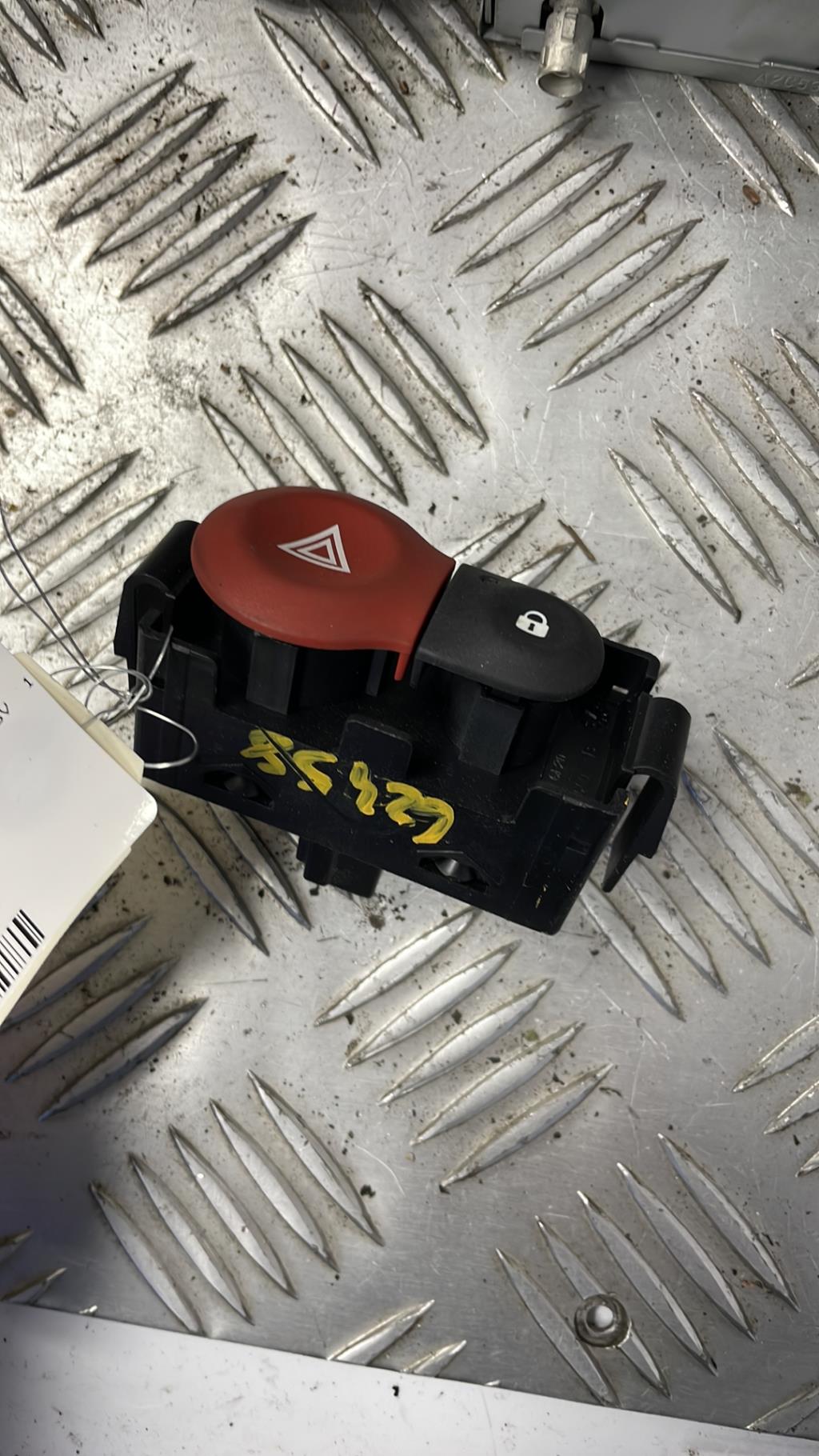 Bouton de warning RENAULT CLIO 3 PHASE 2 Essence - 1