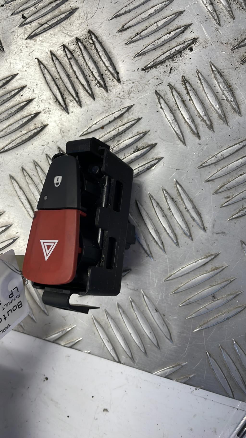 Bouton de warning RENAULT CLIO 3 PHASE 1  - 1