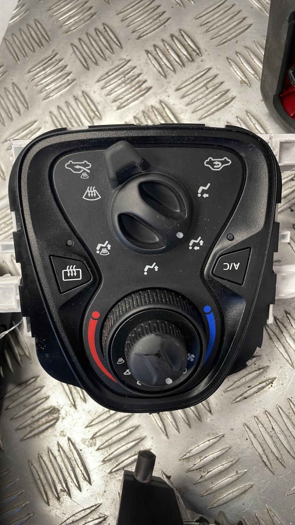 Commande chauffage PEUGEOT 108 Essence - 1