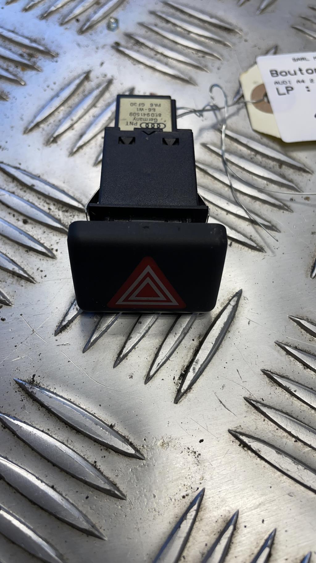 Bouton de warning AUDI A4 2 AVANT PHASE 2 BREAK Diesel - 1