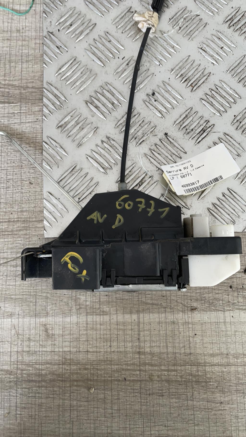 Serrure avant droit VOLKSWAGEN FOX Essence - 1