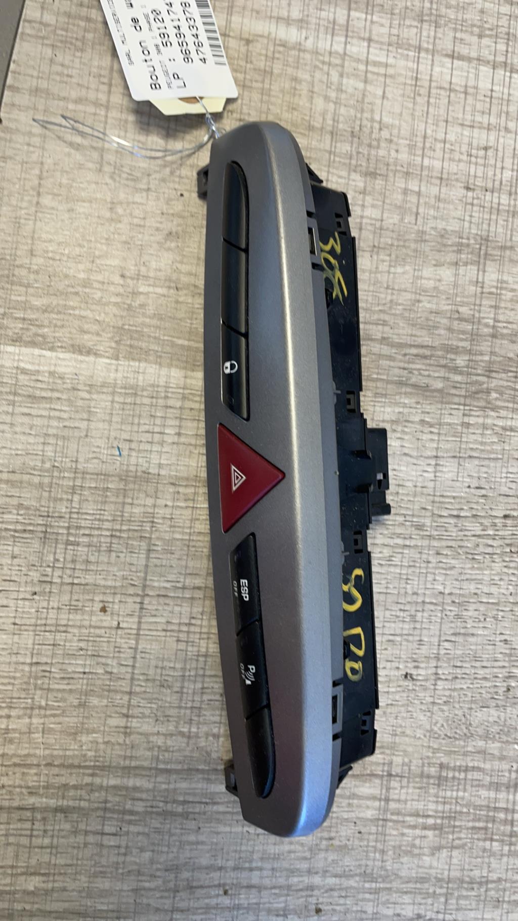 Bouton de warning PEUGEOT 308 1 PHASE 1 Essence - 1