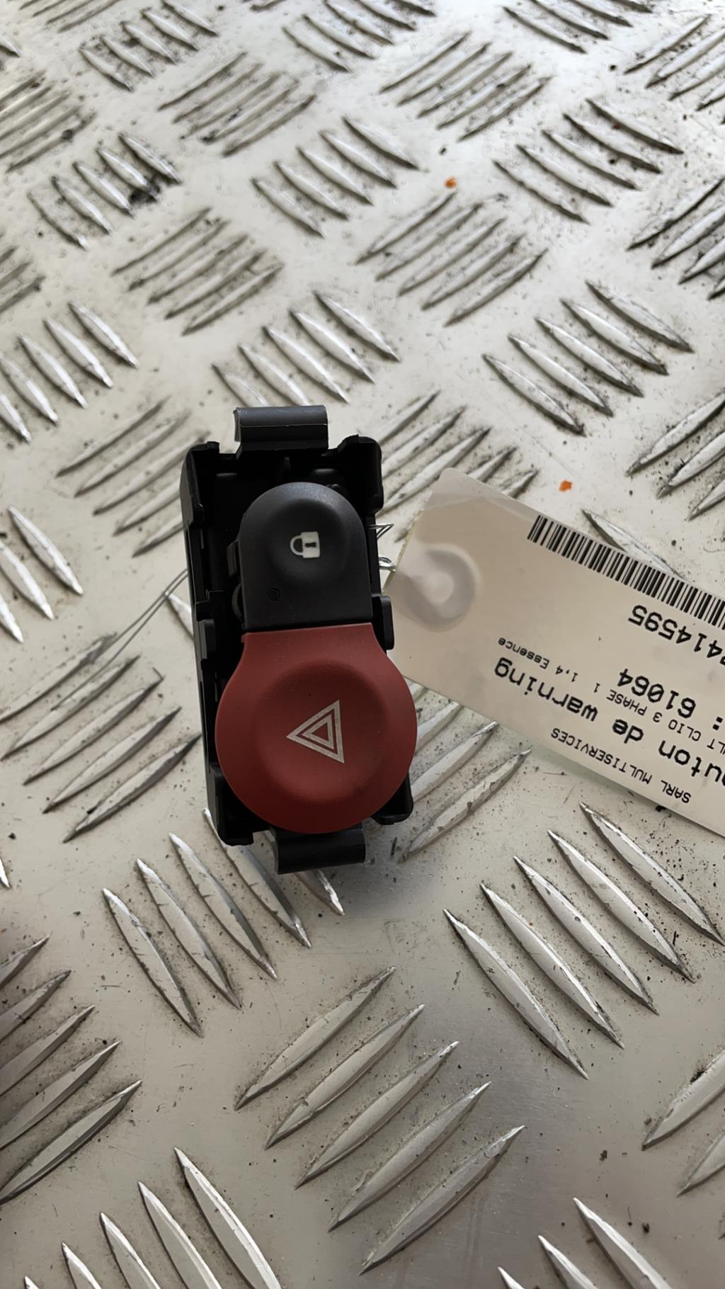 Bouton de warning RENAULT CLIO 3 PHASE 1 Essence - 1