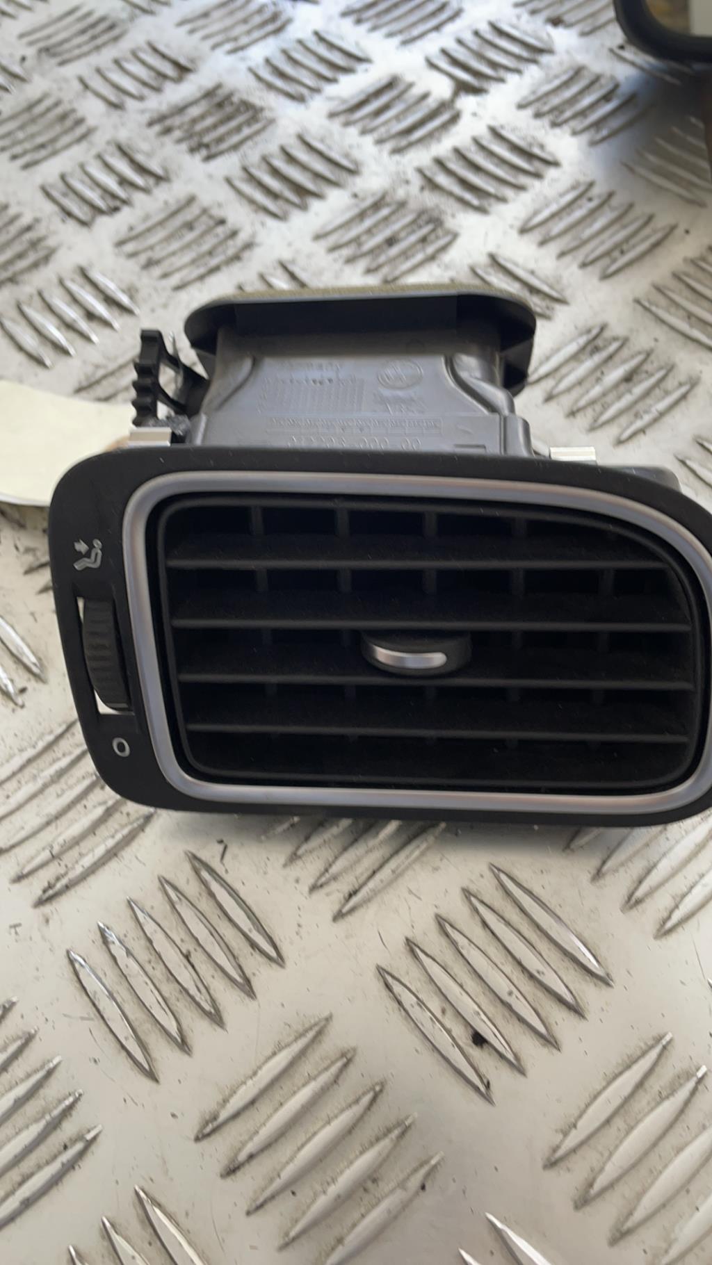 Bocchetta aerazione cruscotto anteriore destra VOLKSWAGEN POLO 6 PHASE 1  - 1