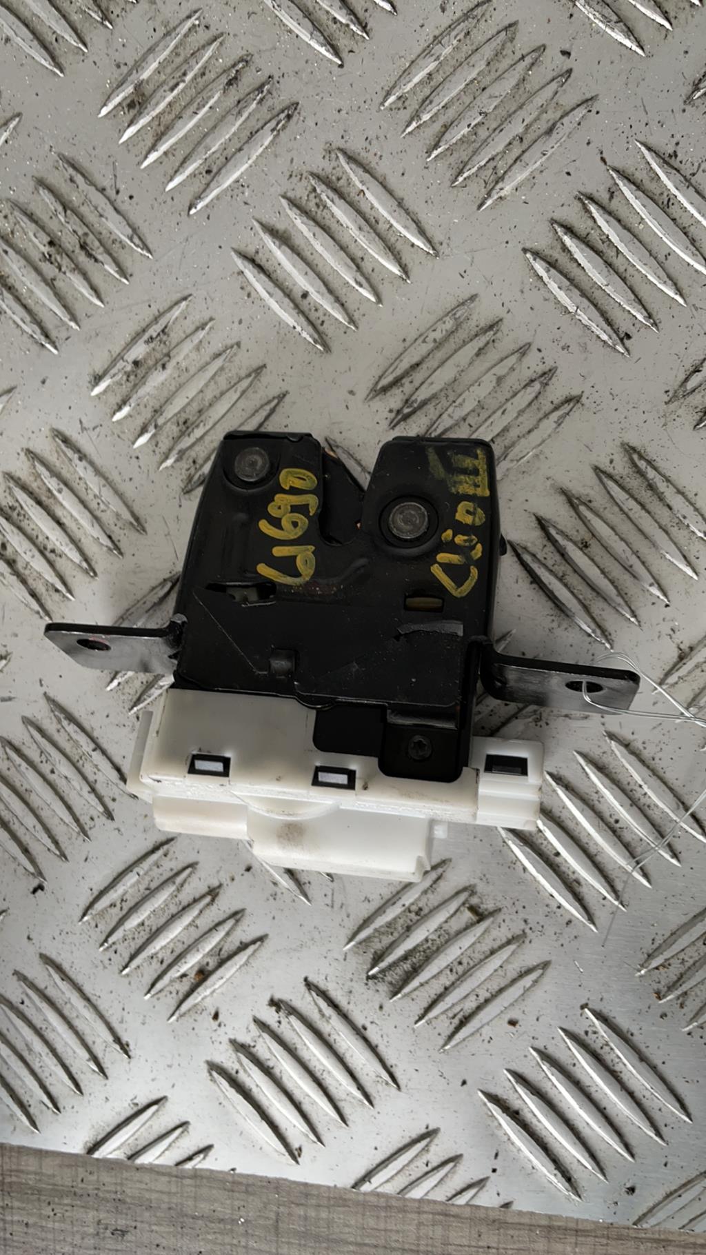 Serrure de hayon RENAULT CLIO 3 PHASE 1 Essence - 1