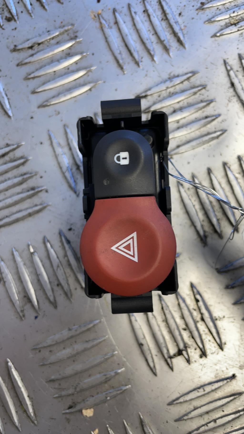 Bouton de warning RENAULT CLIO 3 PHASE 2 Essence - 1