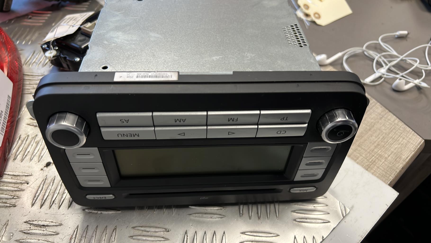 Autoradio originale VOLKSWAGEN GOLF 5 BREAK Diésel - 1